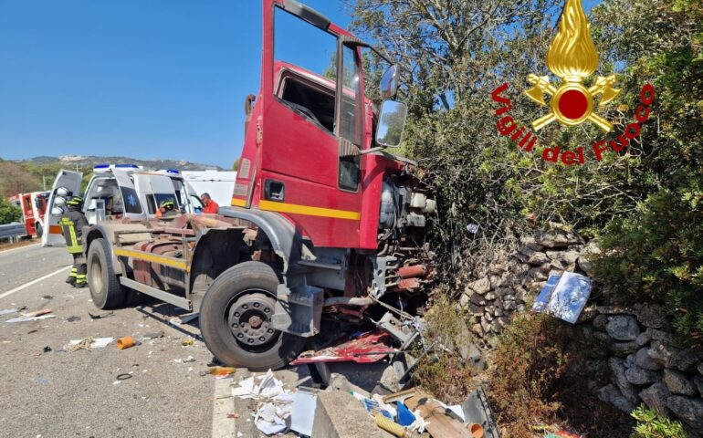 Terribile incidente tra Olbia e Arzachena: frontale tra camper e camion, autista in arresto cardiaco