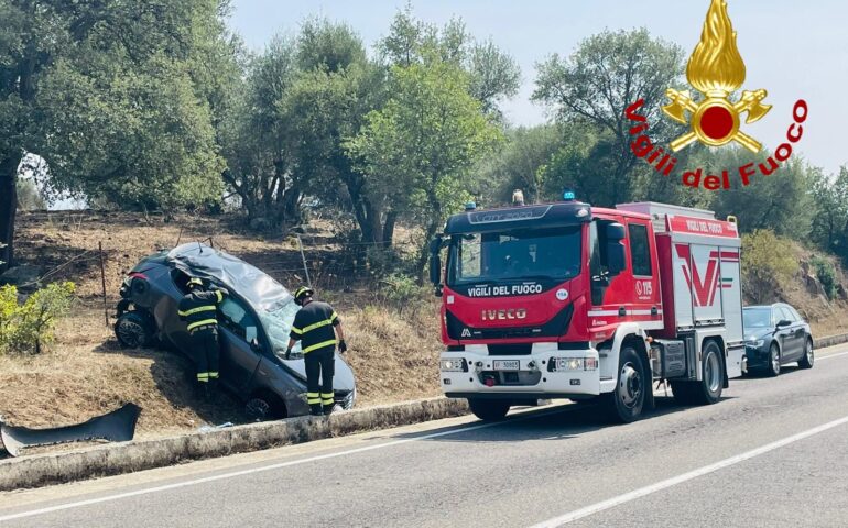 Auto fuori strada, due feriti all’ospedale: l’incidente vicino al bivio per Benetutti