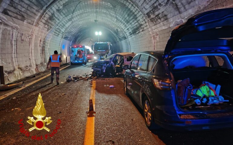 Gravissimo incidente nella galleria di Siniscola: violento schianto, diversi i feriti