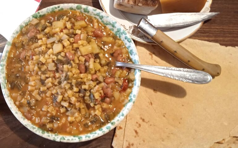 Su minestrone de lampazzu, un’antica ricetta sarda a base di erbe selvatiche