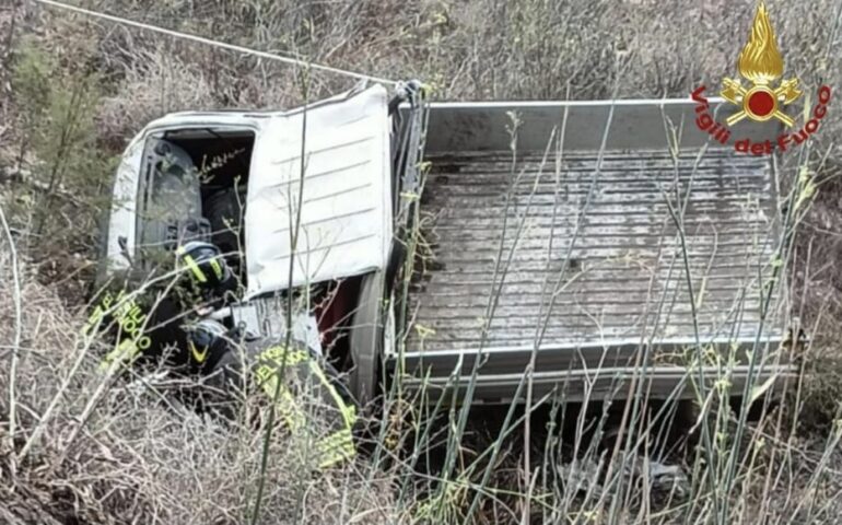 Irgoli: il motocarro esce fuori strada e si ribalta, un uomo perde la vita