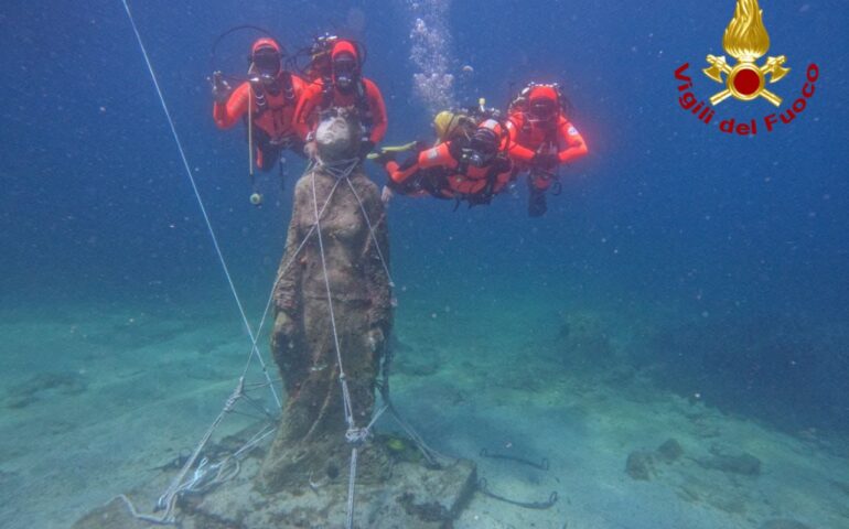 Si ribalta la Madonna degli Abissi a Porto Ottiolu: i sommozzatori dei Vigili del Fuoco la rimettono in piedi