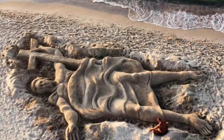 Nicola Urru omaggia Nuoro e il Redentore: terminata un’altra spettacolare scultura di sabbia