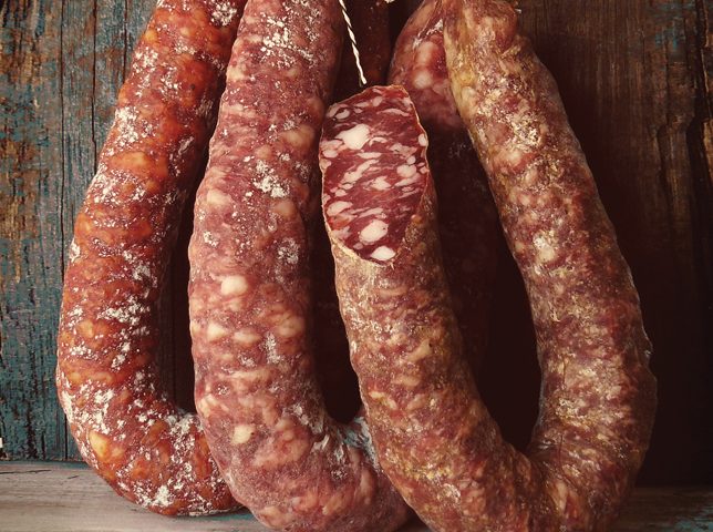 1155 euro per alcuni pezzi di formaggio, salsiccia e coppa: due turisti a Porto Istana denunciano un venditore