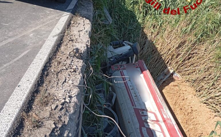 Camion esce fuori strada e vola da un dirupo: conducente in ospedale a Sassari