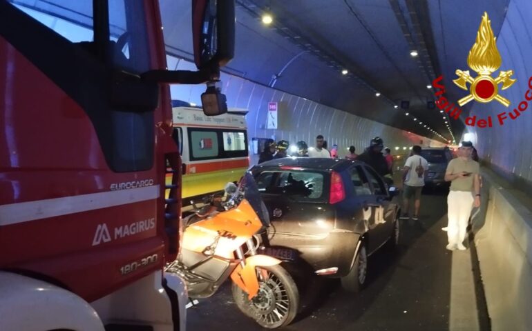 Tamponamento nella galleria S’Iscala, quattro auto e una moto coinvolte