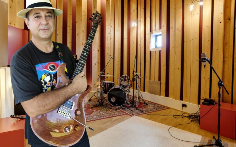 Il pluripremiato chitarrista e compositore sardo Roberto Tola candidato ai Grammy Awards di Los Angeles