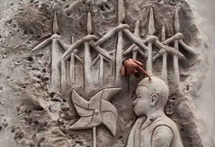 Nicola Urru e la nuova scultura di sabbia: un grido contro l’assalto eolico in Sardegna