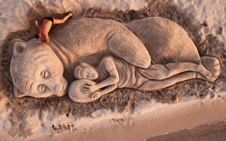 Orsa Kj1, ultima vittima della violenza dell’uomo, celebrata dall’artista di sand art, Nicola Urru