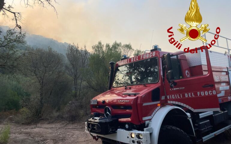 Il Nord Sardegna continua a bruciare: Canadair in azione dal primo mattino