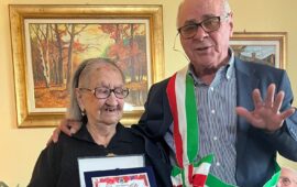 Zia Battistina di Osini con il sindaco Alfredo Cannas