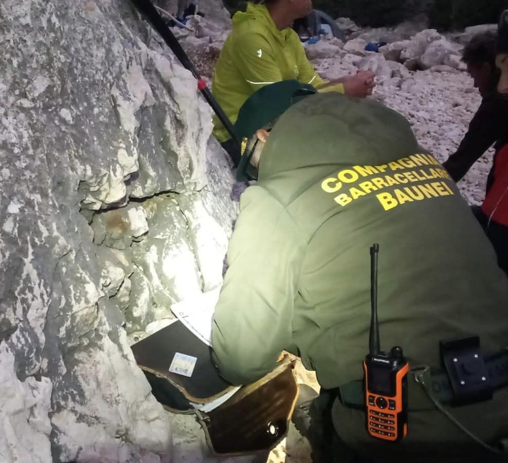La scorsa notte, cinque agenti della Compagnia Barracellare di Baunei hanno sanzionato nove turisti slovacchi sorpresi a bivaccare illegalmente nella zona di Portu Pedrosu. L'operazione di controllo, condotta via mare, è iniziata nel cuore della notte e si è conclusa nelle prime ore del mattino, nell’ambito delle attività di vigilanza sul territorio comunale.

I canoisti sono stati trovati in evidente violazione del Regolamento Comunale, che vieta il bivacco in aree sensibili come Portu Pedrosu, una delle gemme naturali della costa di Baunei. Il Comune, attraverso un post sui social, ha voluto ringraziare pubblicamente la Compagnia Barracellare per il lavoro svolto, sottolineando l’importanza del rispetto delle regole per proteggere l'ecosistema fragile e straordinario del territorio.

“Le azioni repressive sono necessarie,” si legge nel messaggio del Comune, “e continueremo a portarle avanti con determinazione, ma ci auguriamo che tutti i fruitori del nostro territorio siano sempre di più sensibilizzati.” Il post evidenzia come la tutela dell’ambiente passi anche attraverso il rispetto del divieto di bivacco, regola fondamentale per garantire la conservazione di uno degli angoli più incontaminati della Sardegna.

 Compagnia Barracellare di Baunei 
 