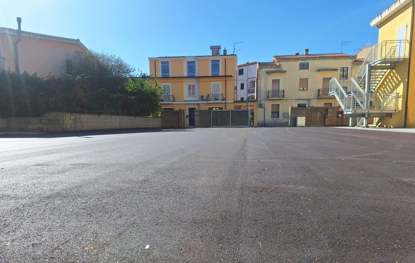 Scuola primaria di Monte Attu, bella sorpresa al ritorno dalle vacanze estive: palestra e cortile riqualificati