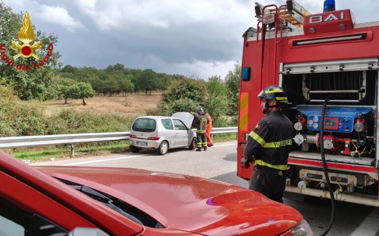 Con l’auto sul guardrail, incidente sulla 389: due feriti in ospedale