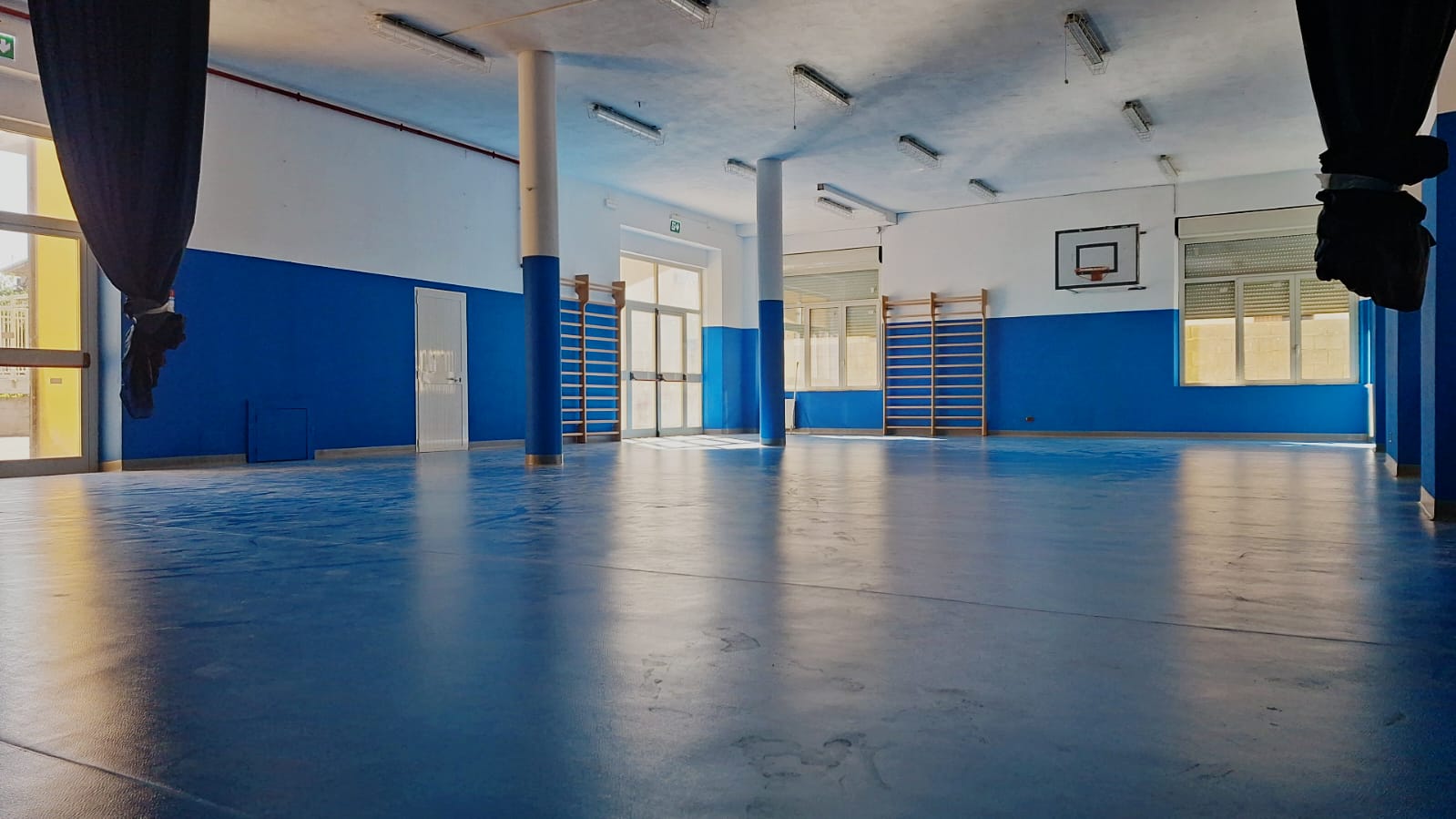 Scuola primaria di Monte Attu, bella sorpresa al ritorno dalle vacanze estive: palestra e cortile riqualificati