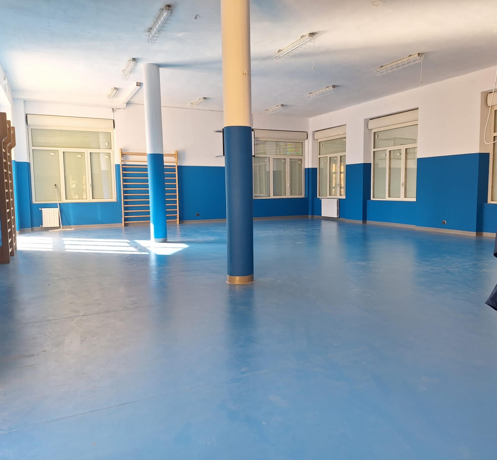 Scuola primaria di Monte Attu, bella sorpresa al ritorno dalle vacanze estive: palestra e cortile riqualificati