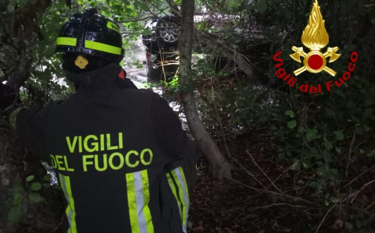 Auto sfonda il guardrail e finisce in acqua dopo un volo di dieci metri: succede ad Arzachena