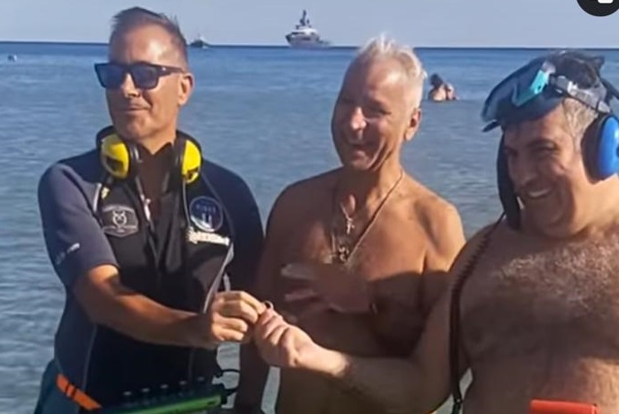 Porto Frailis, perde tra le onde la fede: la ritrova l’Associazione Sardegna Metal Detector