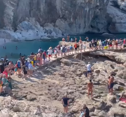 Folla di turisti a Cala Mariolu