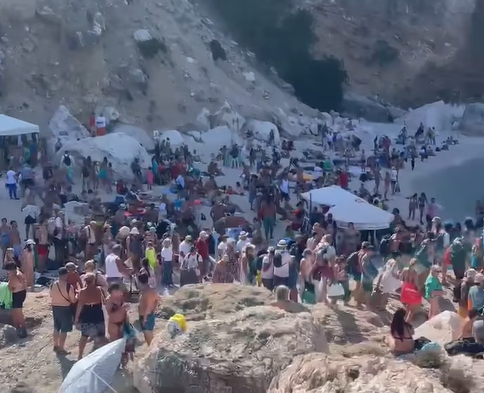Folla di turisti a Cala Mariolu