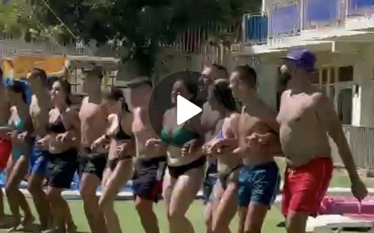 Ballo sardo e poi tuffo in piscina: il Gruppo Folk San Gabriele a Lloret de mar con nel cuore l’amore per l’Isola