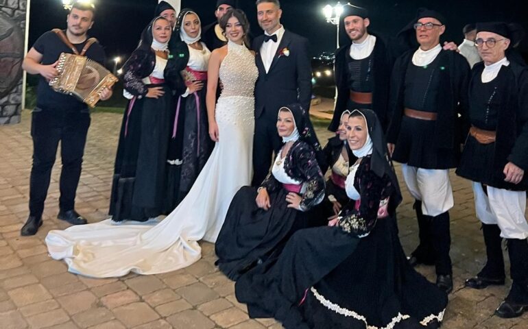 Lei sarda, lui napoletano, si sposano in Sardegna e festeggiano col gruppo folk Santa Ithoria di Ossi