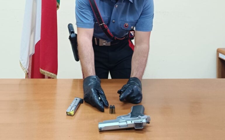TORPE’ (NU). MINACCIA LA RIVALE CON UNA PISTOLA CARICA, DETENUTA ABUSIVAMENTE DAL MARITO 2
