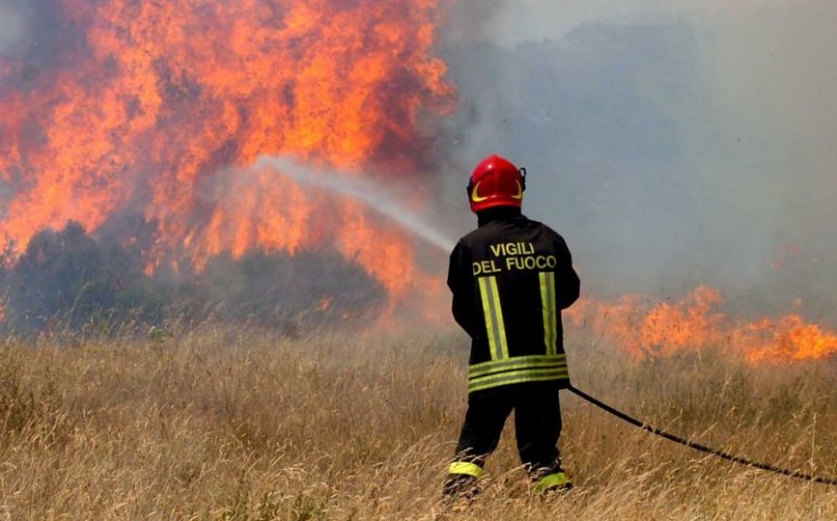 Fiamme a Bau Nuxi, al lavoro i Vigili del fuoco