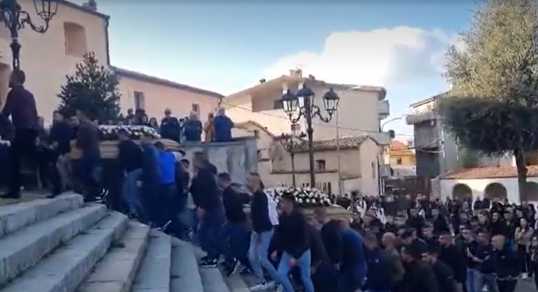 Fonni, l’ultimo saluto a Michele, Lorenzo, Michele e Marco: un intero paese stretto nel dolore