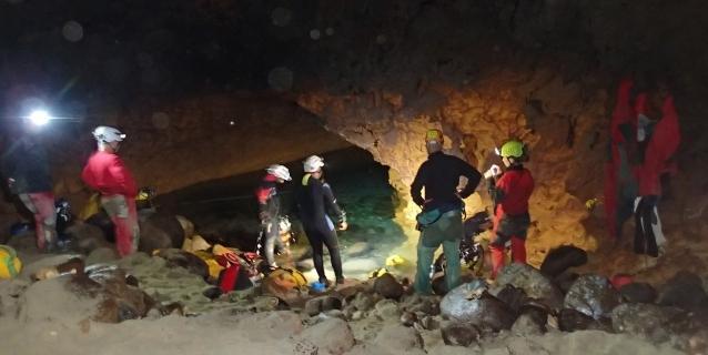 Speleologi in grotta a Urzulei