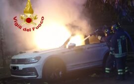 Un'auto incendiata