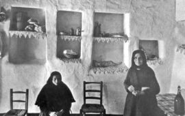 La Sardegna interna degli anni Cinquanta, scena di vita quotidiana a in un interno