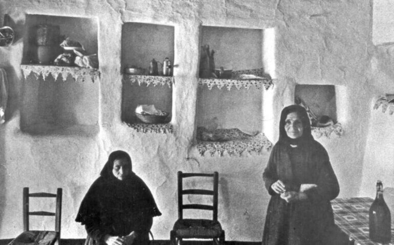 La Sardegna interna degli anni Cinquanta, scena di vita quotidiana a in un interno