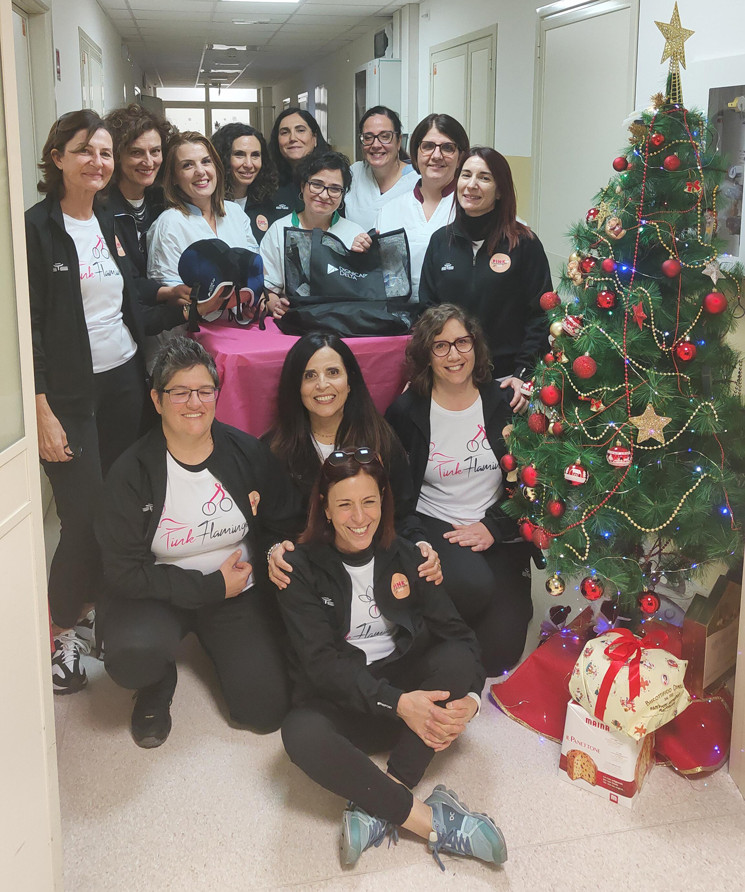 Le Pink Flamingo con un gruppo di operatrici sanitarie, durante la consegna dei caschi refrigeranti