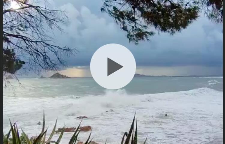 (VIDEO) La bellezza del temporale: il mare di Santa Maria Navarrese nelle riprese di Martina Secci”