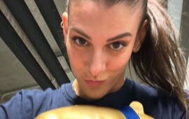 Alessia Orro con il tapiro d'oro ( PH Profilo IG Alessia Orro)