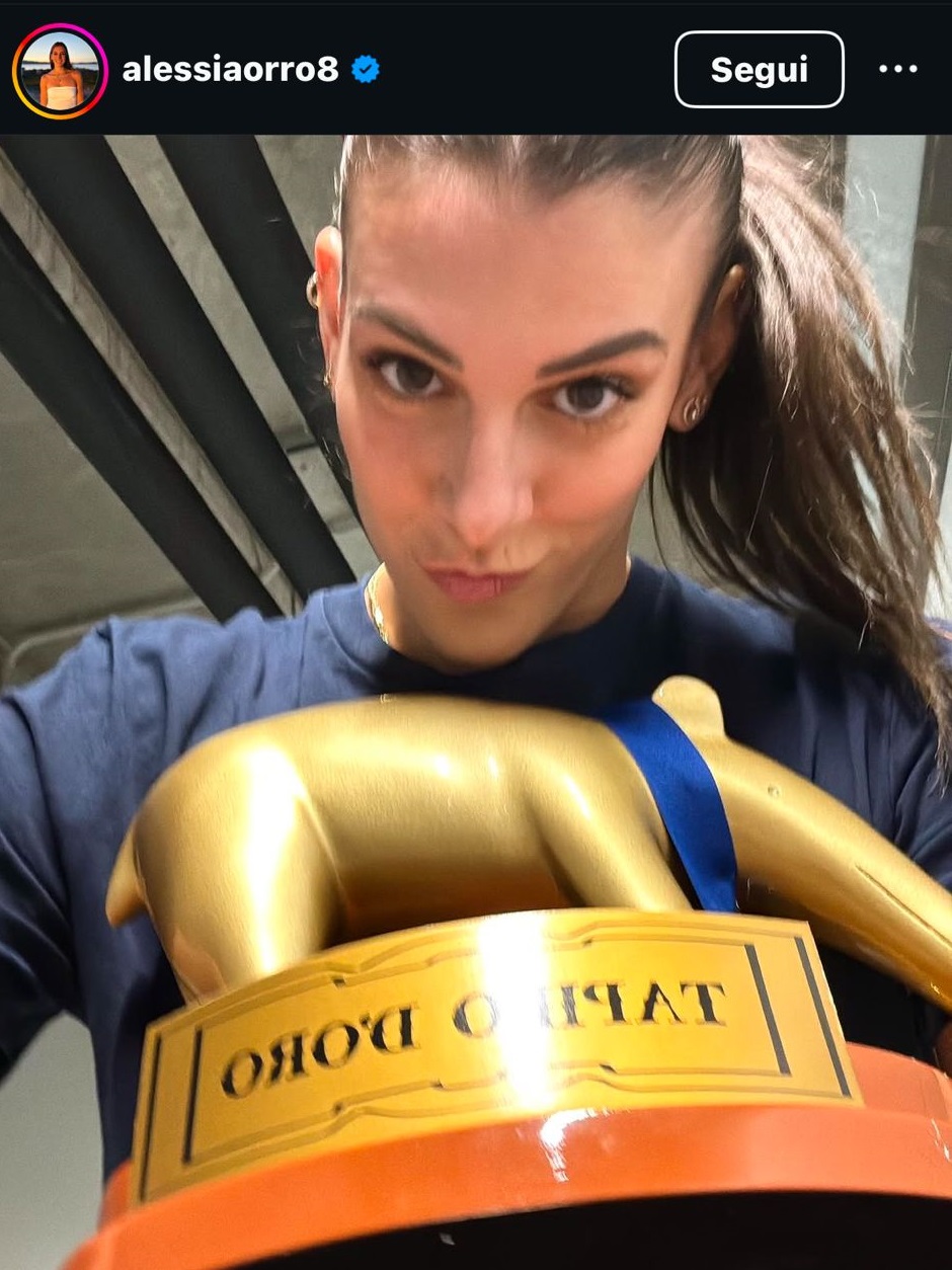 Alessia Orro con il tapiro d'oro ( PH Profilo IG Alessia Orro)