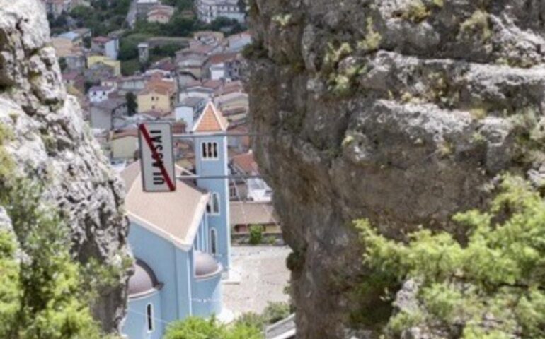 In Sardegna c’è un cartello stradale appeso al contrario, come una bandiera: sapete dove e perchè?