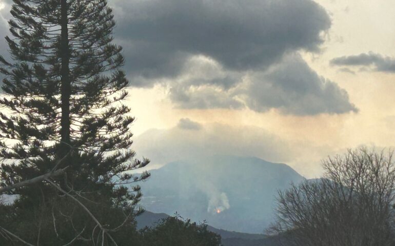 Grosso incendio nelle campagne di Arzana: intervengono i dei Vigili del Fuoco di Lanusei e Tortolì