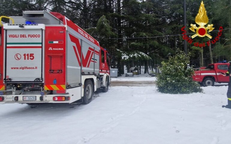 automobilisti bloccati a causa della neve a tempio
