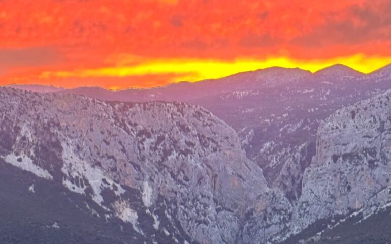Il meraviglioso tramonto di oggi a Silana: la magia del Supramonte al calar del sole