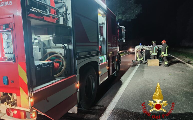 Onifai, un’auto si ribalta dopo l’impatto con un cinghiale sulla strada