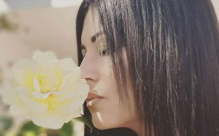 L’amore per la scrittura, la passione per il canto e un sogno nel cassetto: la storia di Stefania Angius