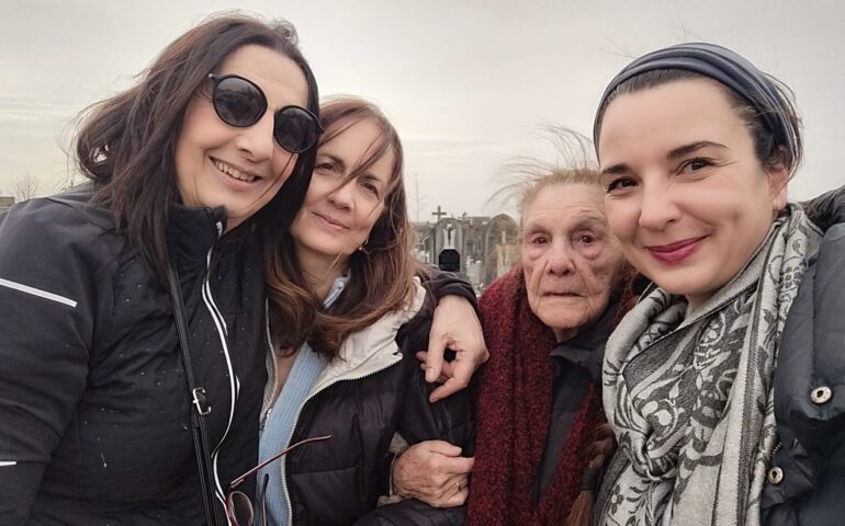 Francesca Piu con la nonna, la mamma e la zia in Francia