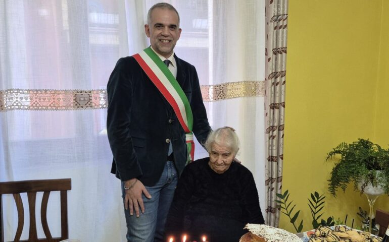Il sindaco di Jerzu Carlo Lai con Tzia Maria Laconi