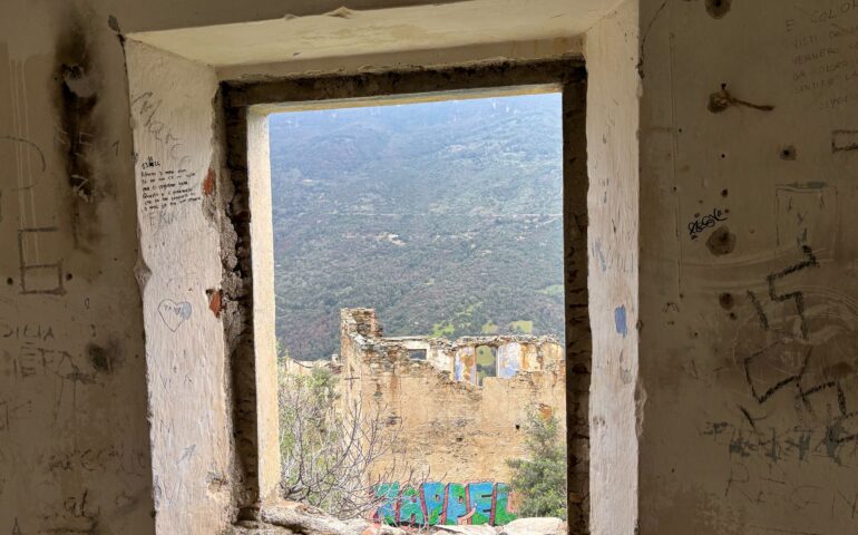 Un borgo misterioso e abbandonato in mezzo alle montagne, un vero paese fantasma: dove ci troviamo?