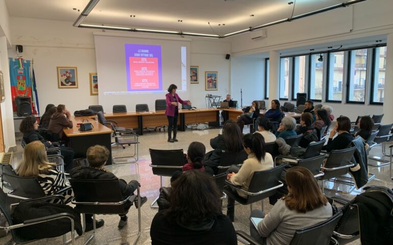 Nella foto: un momento dell'incontro nell'aula consiliare di Jerzu