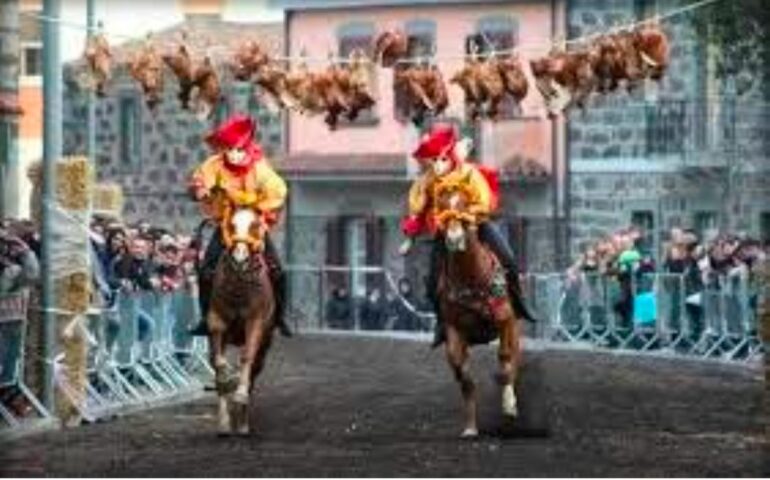 Sedilo, il crudele rito del Carnevale: i cavalieri decapitano galline morte. Gli animalisti chiedono lo stop