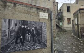 La foto di Monica Selenu nel centro di Oniferi ( PH Fabio Contu)