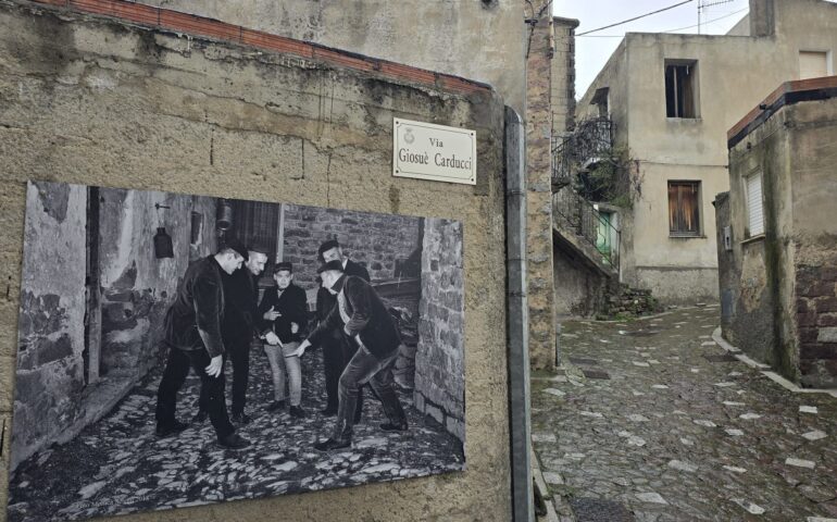 La foto di Monica Selenu nel centro di Oniferi ( PH Fabio Contu)